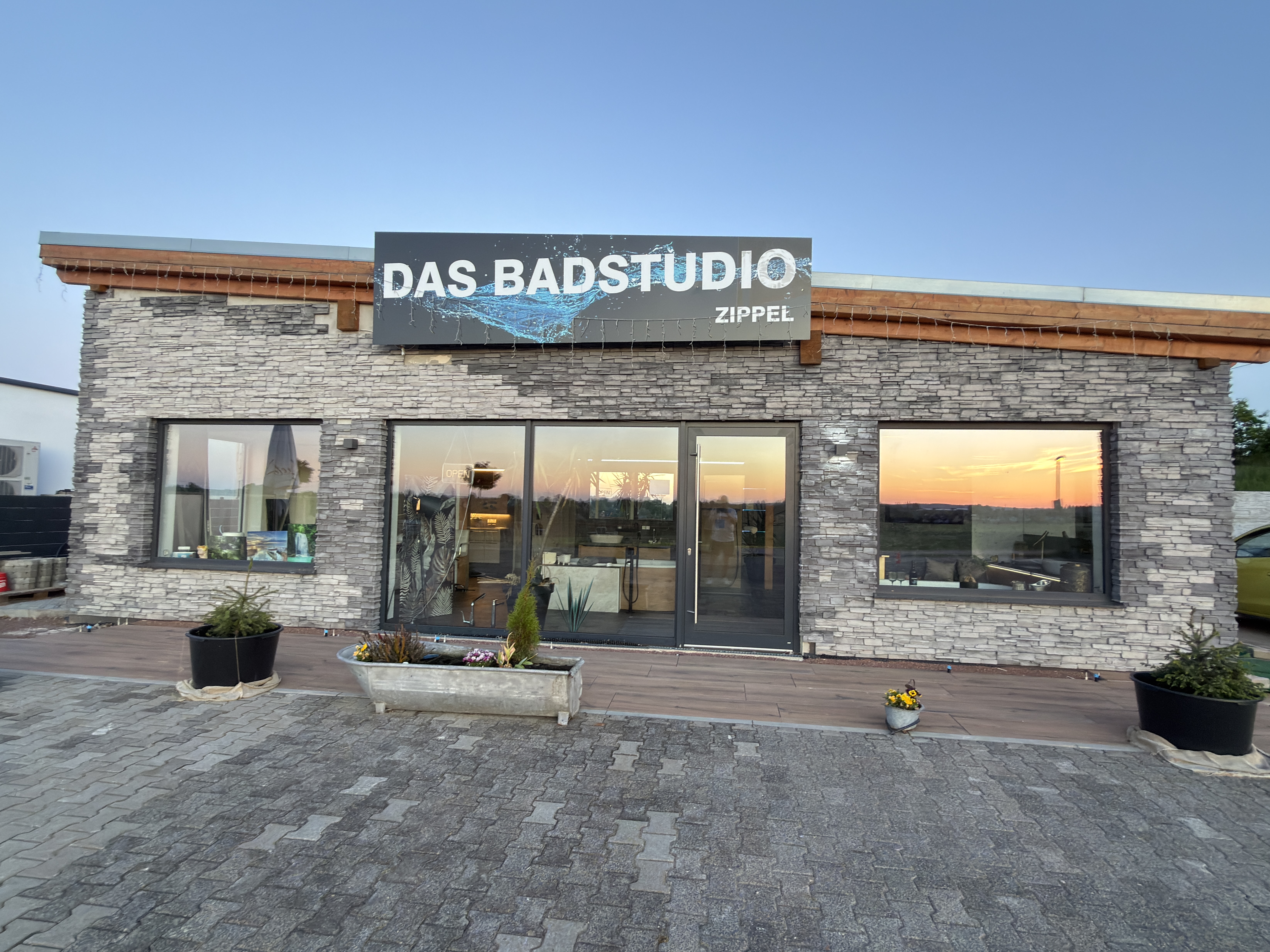 Frontansicht des Badstudios Zippel mit seinem blauen Wasserzeichen